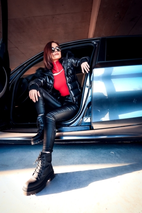 欧美皮裤美女车模写真图片